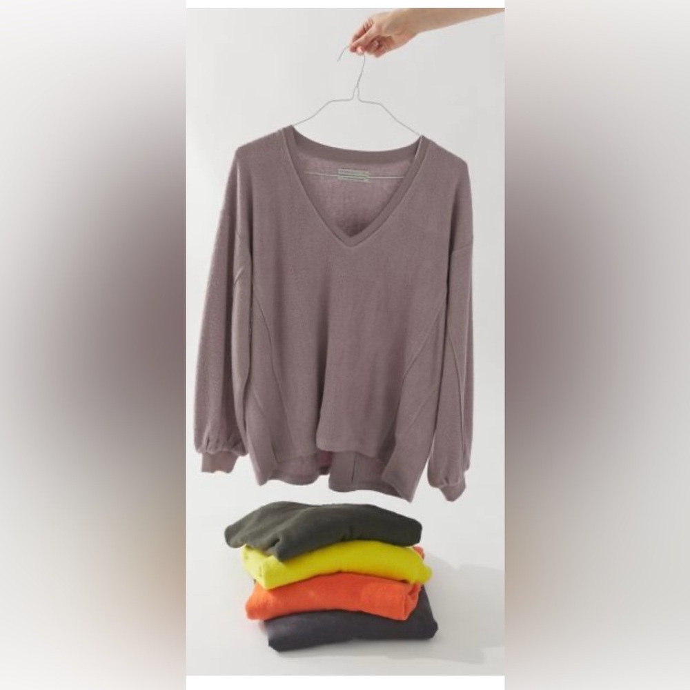 UO Lillu V-Neck Pullover Top